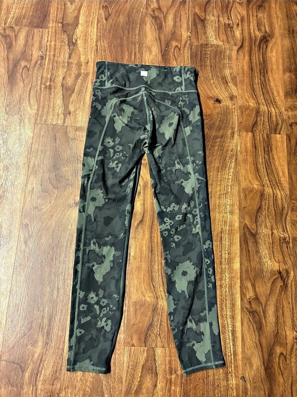 Vuori Stride Leggings in Oregano Camo Flower – Size Extra Small (XS) 7/8 Length